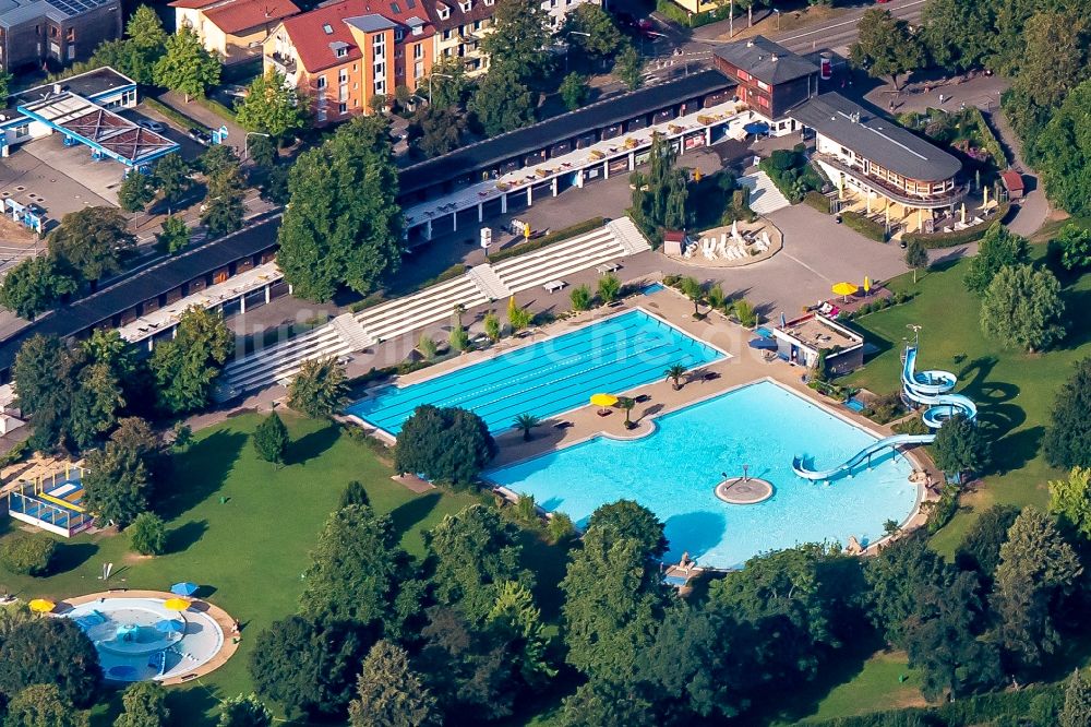 Luftbild Freiburg im Breisgau - Wasserrutsche am Schwimmbecken des Freibades Strandbad in Freiburg im Breisgau im Bundesland Baden-Württemberg, Deutschland