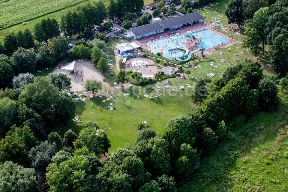 Kandel aus der Vogelperspektive: Wasserrutsche am Schwimmbecken des Freibades Waldschwimmbad Kandel in Kandel im Bundesland Rheinland-Pfalz, Deutschland