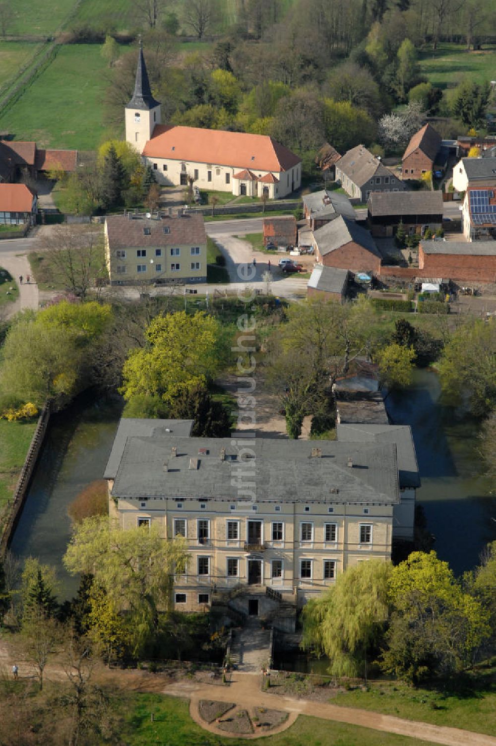 ANGERN von oben - Wasserschloss Angern