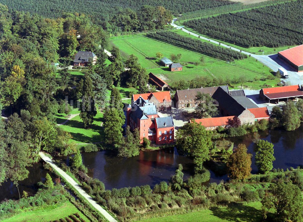 Neukirchen-Vluyn von oben - Wasserschloss Bloemersheim bei Neukirchen-Vluyn in Nordrhein-Westfalen