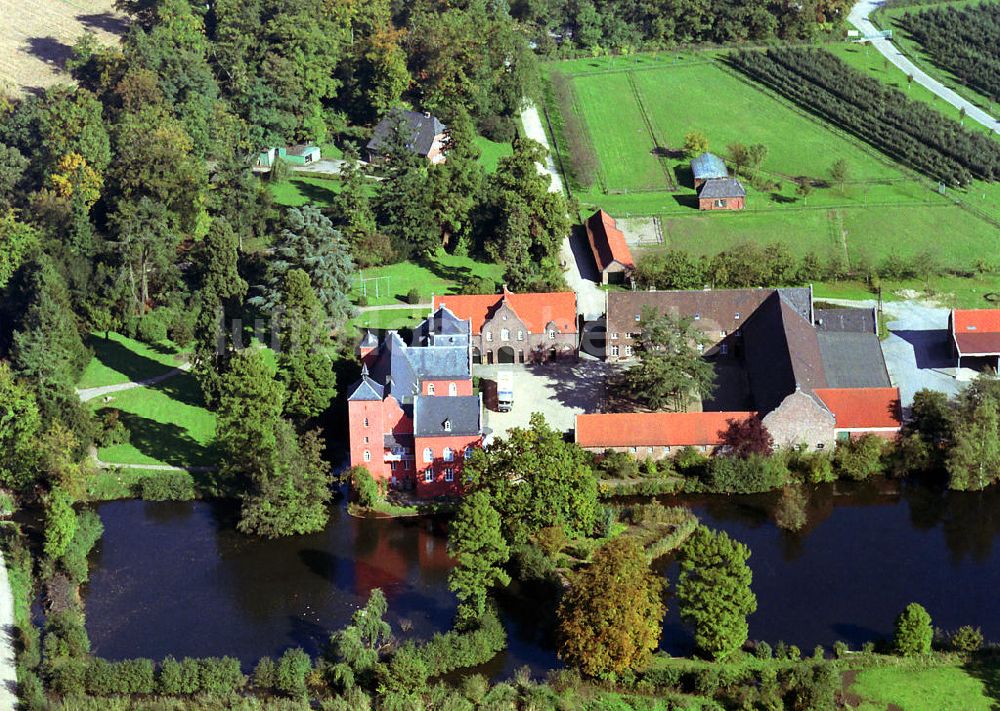 Neukirchen-Vluyn aus der Vogelperspektive: Wasserschloss Bloemersheim bei Neukirchen-Vluyn in Nordrhein-Westfalen