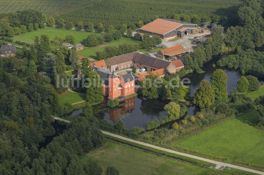 Luftbild Neukirchen-Vluyn - Wasserschloss Bloemersheim bei Neukirchen-Vluyn in Nordrhein-Westfalen