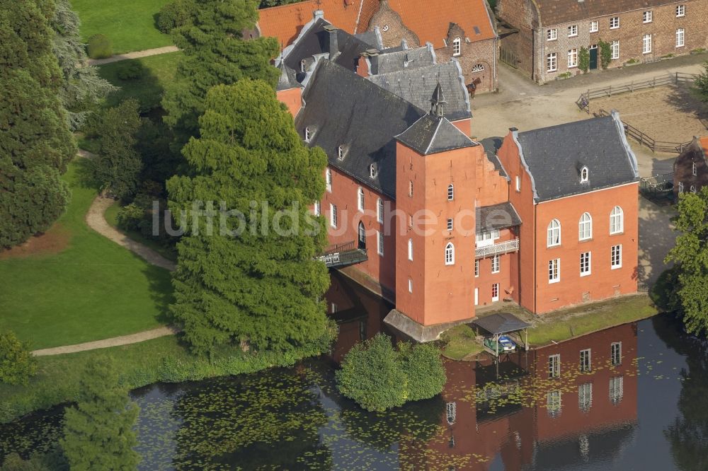 Neukirchen-Vluyn von oben - Wasserschloss Bloemersheim bei Neukirchen-Vluyn in Nordrhein-Westfalen