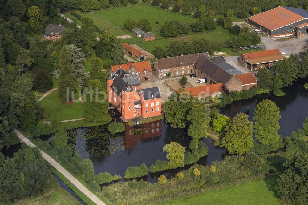 Luftbild Neukirchen-Vluyn - Wasserschloss Bloemersheim bei Neukirchen-Vluyn in Nordrhein-Westfalen