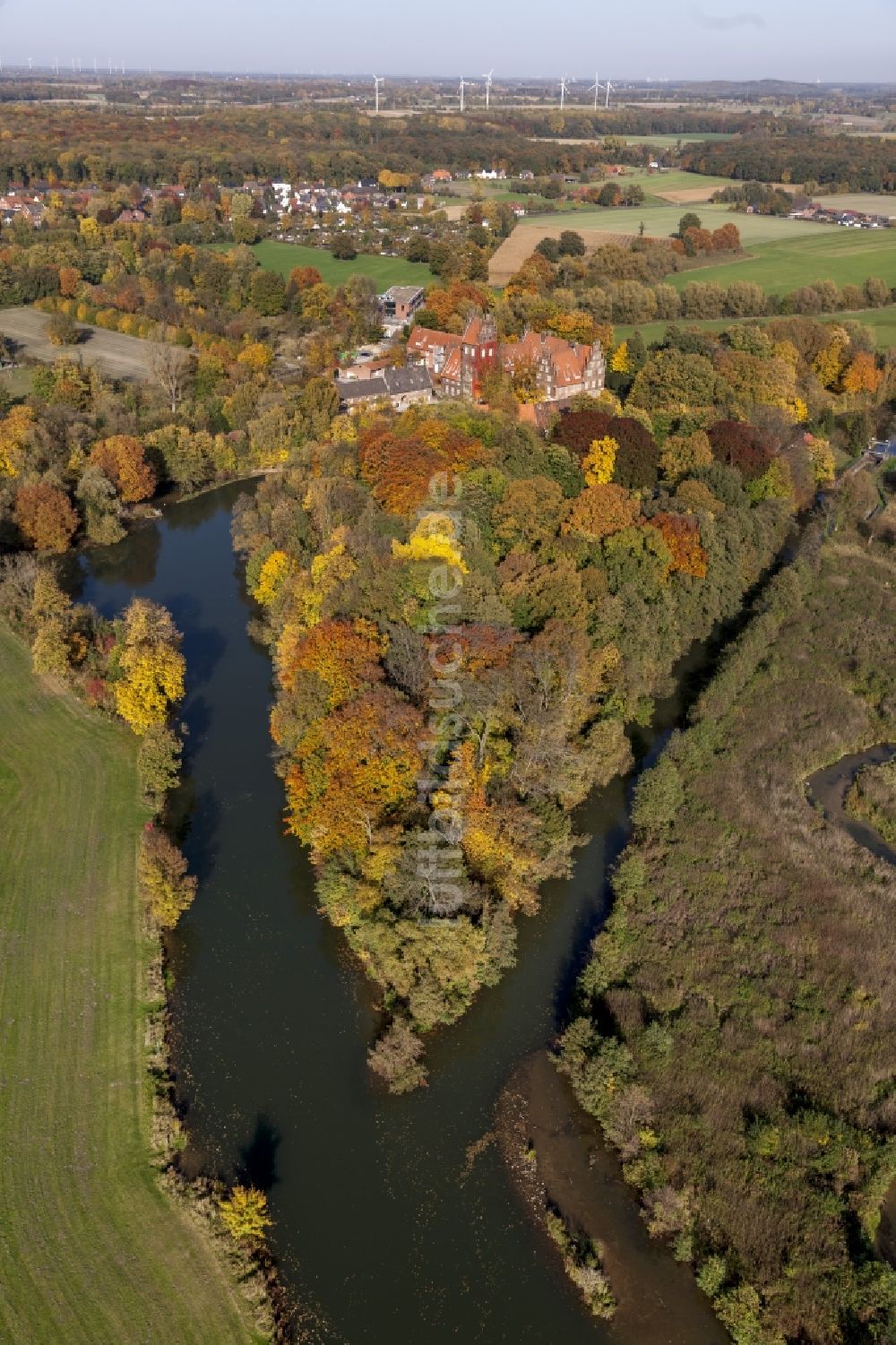 Hamm / Heessen aus der Vogelperspektive: Wasserschloß und ehemaliger Rittersitz Schloss Heessen im gleichnamigen Stadtbezirk von Hamm im Bundesland Nordrhein-Westfalen NRW