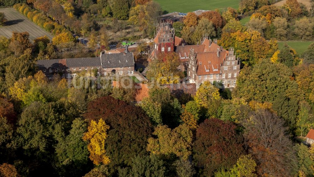 Luftbild Hamm / Heessen - Wasserschloß und ehemaliger Rittersitz Schloss Heessen im gleichnamigen Stadtbezirk von Hamm im Bundesland Nordrhein-Westfalen NRW