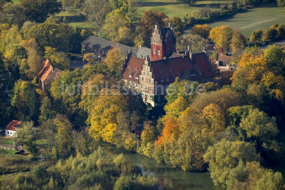 Luftaufnahme Hamm / Heessen - Wasserschloß und ehemaliger Rittersitz Schloss Heessen im gleichnamigen Stadtbezirk von Hamm im Bundesland Nordrhein-Westfalen NRW