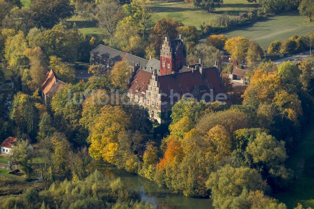 Hamm / Heessen von oben - Wasserschloß und ehemaliger Rittersitz Schloss Heessen im gleichnamigen Stadtbezirk von Hamm im Bundesland Nordrhein-Westfalen NRW