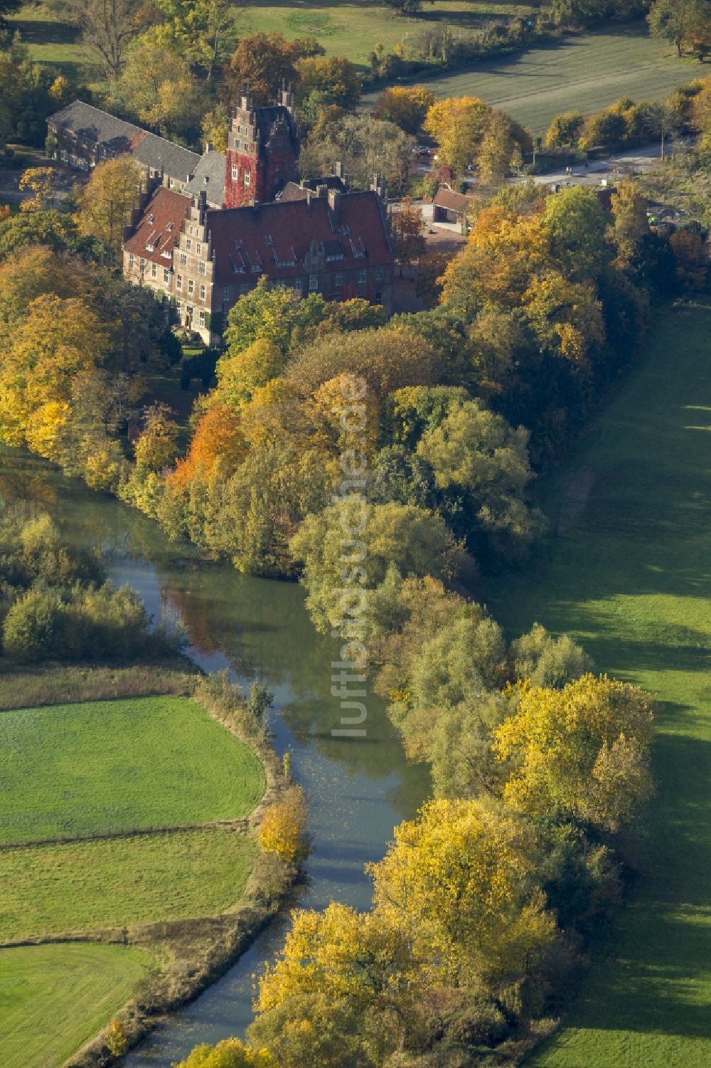 Hamm / Heessen aus der Vogelperspektive: Wasserschloß und ehemaliger Rittersitz Schloss Heessen im gleichnamigen Stadtbezirk von Hamm im Bundesland Nordrhein-Westfalen NRW