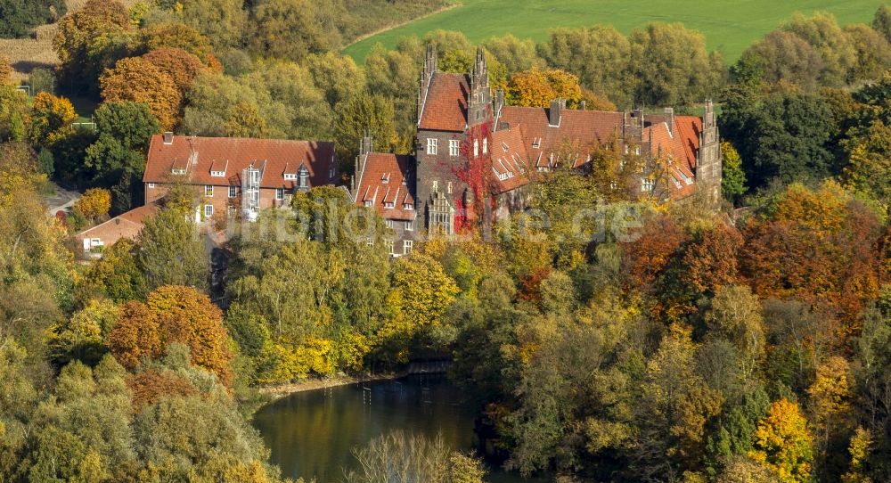 Hamm / Heessen aus der Vogelperspektive: Wasserschloß und ehemaliger Rittersitz Schloss Heessen im gleichnamigen Stadtbezirk von Hamm im Bundesland Nordrhein-Westfalen NRW