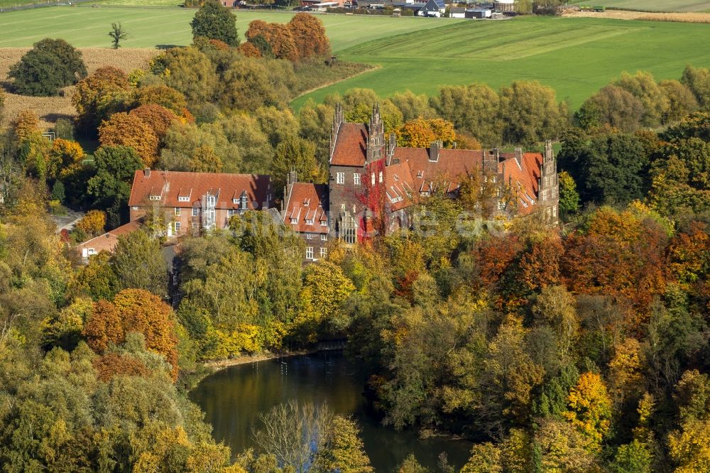 Luftbild Hamm / Heessen - Wasserschloß und ehemaliger Rittersitz Schloss Heessen im gleichnamigen Stadtbezirk von Hamm im Bundesland Nordrhein-Westfalen NRW