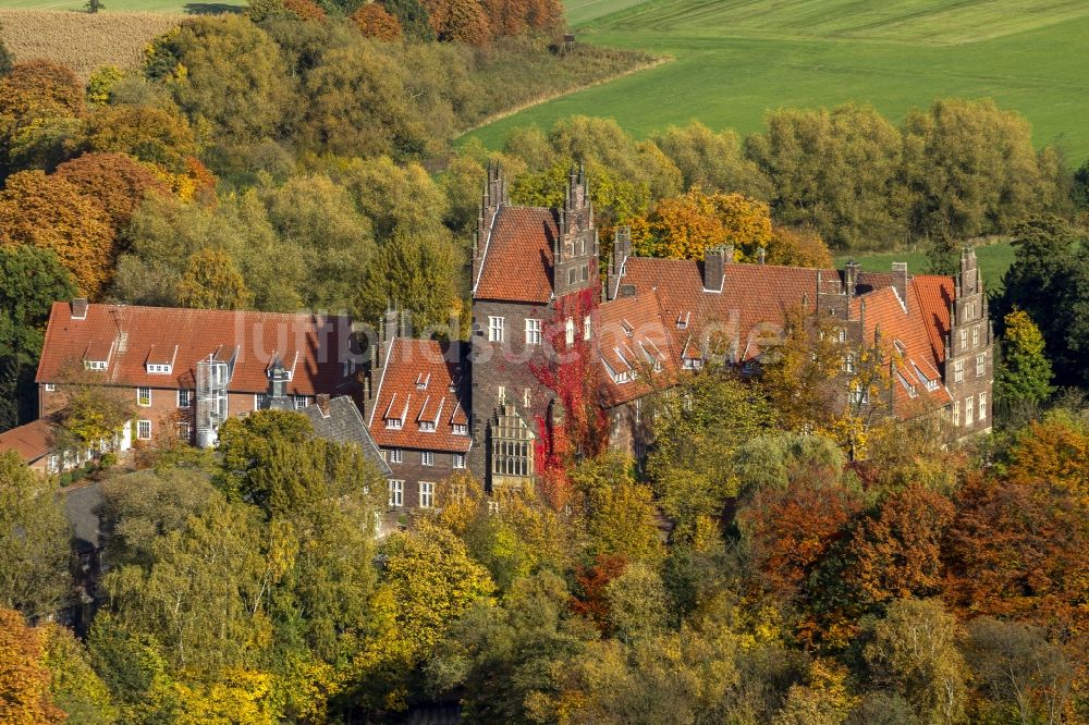 Luftaufnahme Hamm / Heessen - Wasserschloß und ehemaliger Rittersitz Schloss Heessen im gleichnamigen Stadtbezirk von Hamm im Bundesland Nordrhein-Westfalen NRW