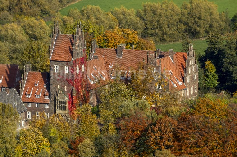 Hamm / Heessen von oben - Wasserschloß und ehemaliger Rittersitz Schloss Heessen im gleichnamigen Stadtbezirk von Hamm im Bundesland Nordrhein-Westfalen NRW