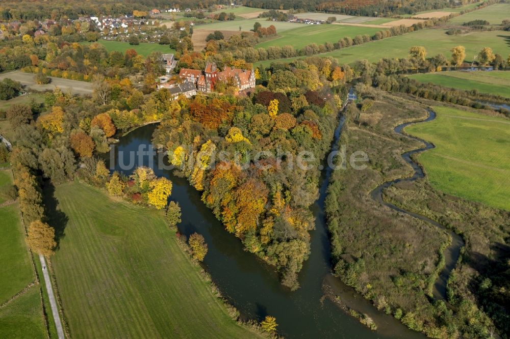 Hamm / Heessen aus der Vogelperspektive: Wasserschloß und ehemaliger Rittersitz Schloss Heessen im gleichnamigen Stadtbezirk von Hamm im Bundesland Nordrhein-Westfalen NRW