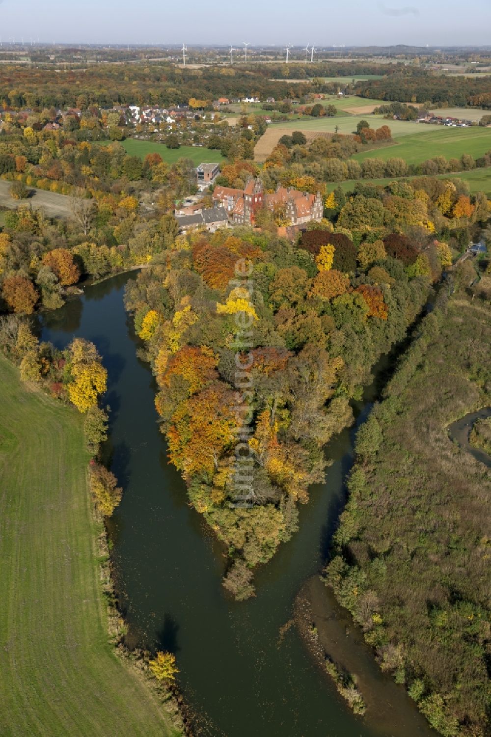 Luftbild Hamm / Heessen - Wasserschloß und ehemaliger Rittersitz Schloss Heessen im gleichnamigen Stadtbezirk von Hamm im Bundesland Nordrhein-Westfalen NRW