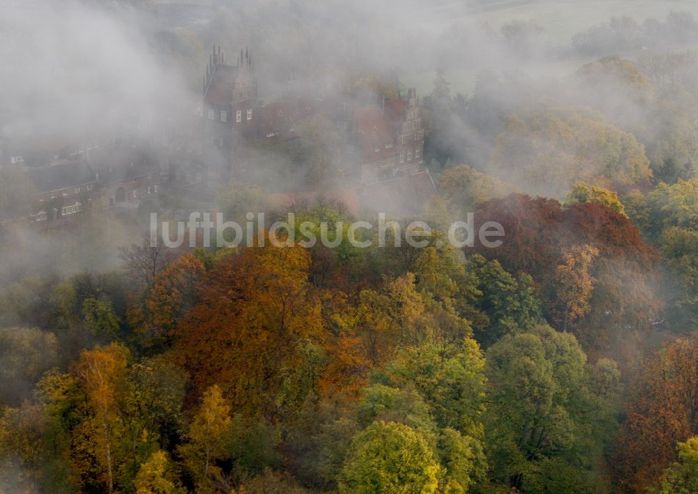 Hamm / Heessen von oben - Wasserschloß und ehemaliger Rittersitz Schloss Heessen im gleichnamigen Stadtbezirk von Hamm im Bundesland Nordrhein-Westfalen NRW