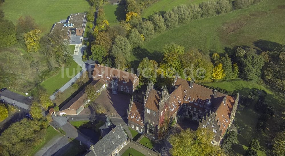Luftaufnahme Hamm Ortsteil Heessen - Wasserschloß und ehemaliger Rittersitz Schloss Heessen im gleichnamigen Stadtbezirk von Hamm im Bundesland Nordrhein-Westfalen NRW