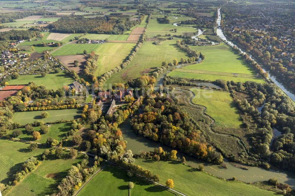 Luftbild Hamm / Heessen - Wasserschloß und ehemaliger Rittersitz Schloss Heessen im gleichnamigen Stadtbezirk von Hamm im Bundesland Nordrhein-Westfalen NRW