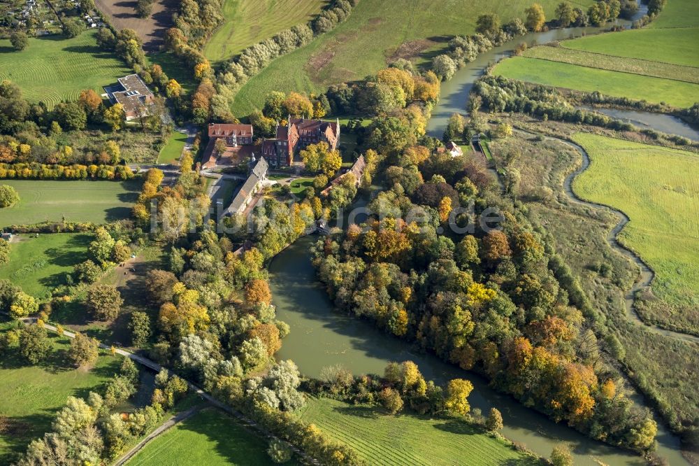 Luftaufnahme Hamm / Heessen - Wasserschloß und ehemaliger Rittersitz Schloss Heessen im gleichnamigen Stadtbezirk von Hamm im Bundesland Nordrhein-Westfalen NRW