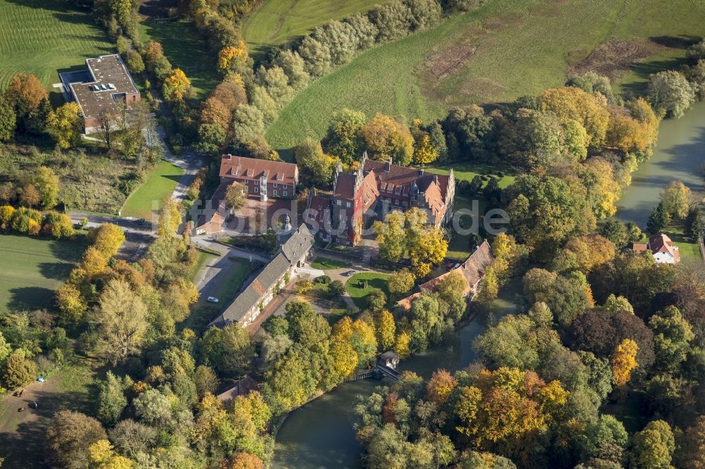 Hamm / Heessen von oben - Wasserschloß und ehemaliger Rittersitz Schloss Heessen im gleichnamigen Stadtbezirk von Hamm im Bundesland Nordrhein-Westfalen NRW