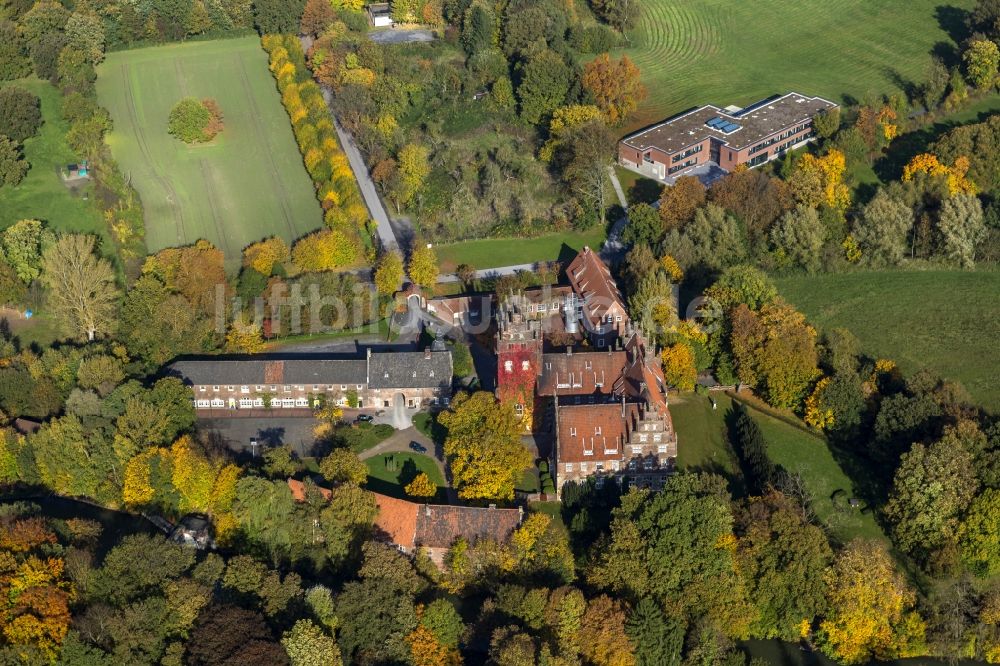 Luftbild Hamm Ortsteil Heessen - Wasserschloß und ehemaliger Rittersitz Schloss Heessen im gleichnamigen Stadtbezirk von Hamm im Bundesland Nordrhein-Westfalen NRW