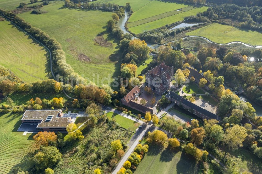 Hamm Ortsteil Heessen von oben - Wasserschloß und ehemaliger Rittersitz Schloss Heessen im gleichnamigen Stadtbezirk von Hamm im Bundesland Nordrhein-Westfalen NRW