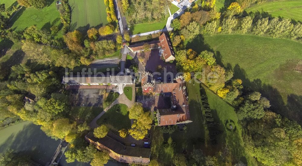 Hamm Ortsteil Heessen von oben - Wasserschloß und ehemaliger Rittersitz Schloss Heessen im gleichnamigen Stadtbezirk von Hamm im Bundesland Nordrhein-Westfalen NRW