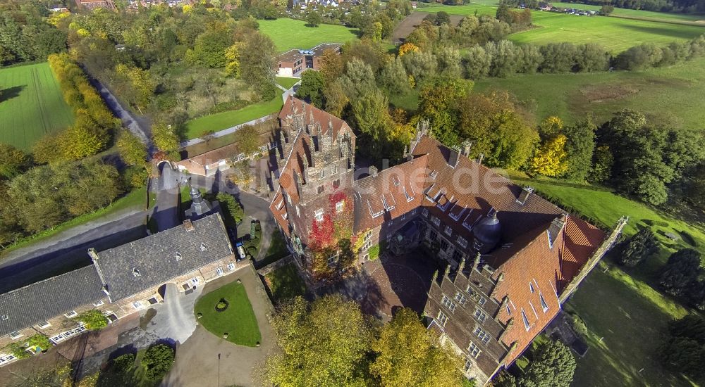 Hamm Ortsteil Heessen aus der Vogelperspektive: Wasserschloß und ehemaliger Rittersitz Schloss Heessen im gleichnamigen Stadtbezirk von Hamm im Bundesland Nordrhein-Westfalen NRW