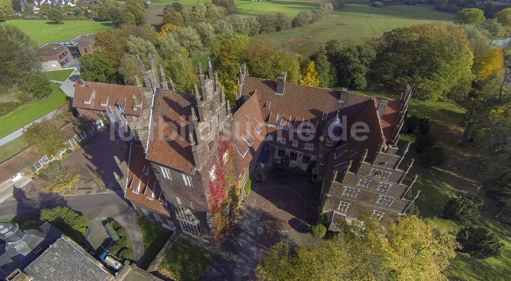 Luftbild Hamm Ortsteil Heessen - Wasserschloß und ehemaliger Rittersitz Schloss Heessen im gleichnamigen Stadtbezirk von Hamm im Bundesland Nordrhein-Westfalen NRW