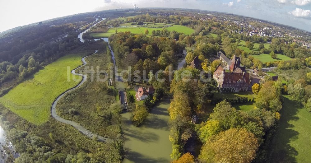 Luftaufnahme Hamm Ortsteil Heessen - Wasserschloß und ehemaliger Rittersitz Schloss Heessen im gleichnamigen Stadtbezirk von Hamm im Bundesland Nordrhein-Westfalen NRW