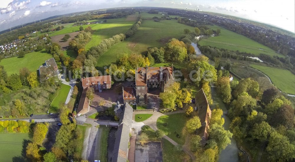 Hamm Ortsteil Heessen von oben - Wasserschloß und ehemaliger Rittersitz Schloss Heessen im gleichnamigen Stadtbezirk von Hamm im Bundesland Nordrhein-Westfalen NRW