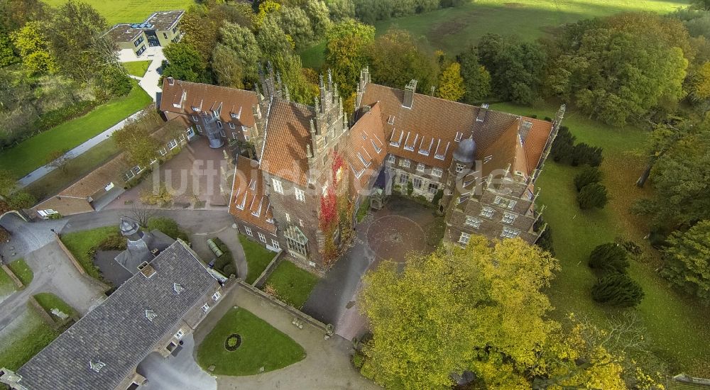 Hamm Ortsteil Heessen aus der Vogelperspektive: Wasserschloß und ehemaliger Rittersitz Schloss Heessen im gleichnamigen Stadtbezirk von Hamm im Bundesland Nordrhein-Westfalen NRW