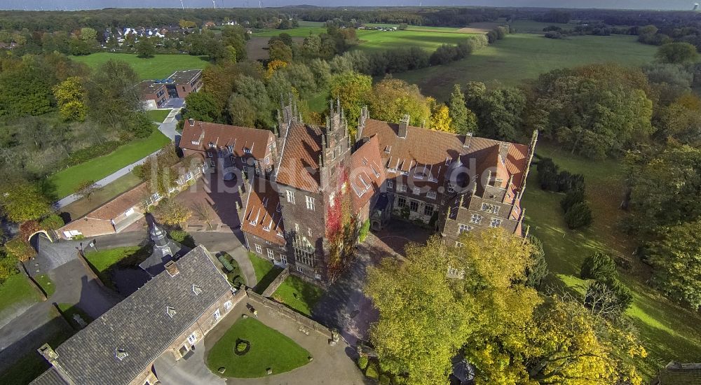 Luftbild Hamm Ortsteil Heessen - Wasserschloß und ehemaliger Rittersitz Schloss Heessen im gleichnamigen Stadtbezirk von Hamm im Bundesland Nordrhein-Westfalen NRW