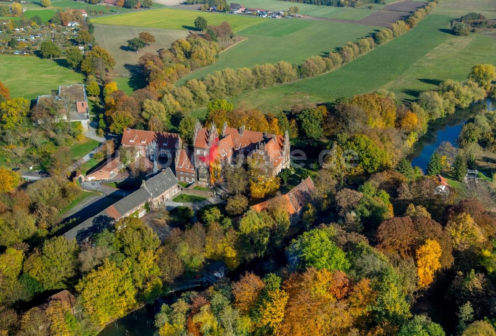 Hamm aus der Vogelperspektive: Wasserschloß und ehemaliger Rittersitz Schloss Heessen im gleichnamigen Stadtbezirk von Hamm im Bundesland Nordrhein-Westfalen NRW