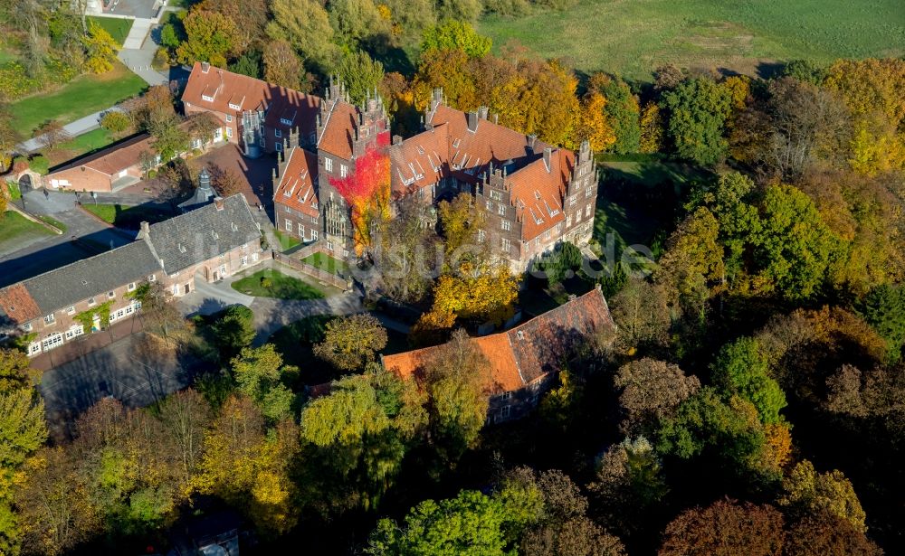 Luftbild Hamm - Wasserschloß und ehemaliger Rittersitz Schloss Heessen im gleichnamigen Stadtbezirk von Hamm im Bundesland Nordrhein-Westfalen NRW