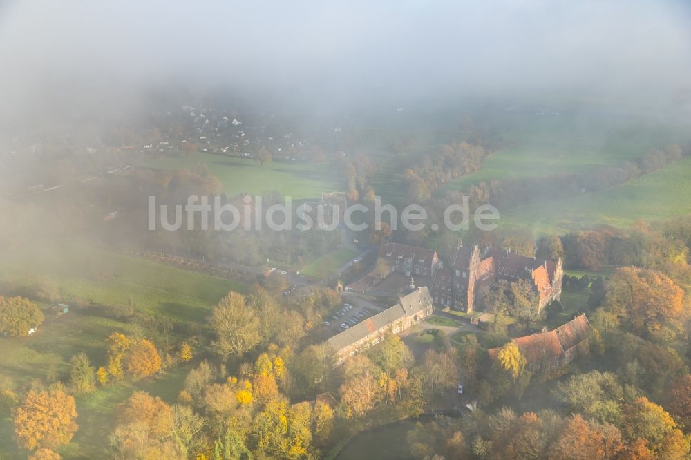 Hamm von oben - Wasserschloß und ehemaliger Rittersitz Schloss Heessen im gleichnamigen Stadtbezirk von Hamm im Bundesland Nordrhein-Westfalen NRW