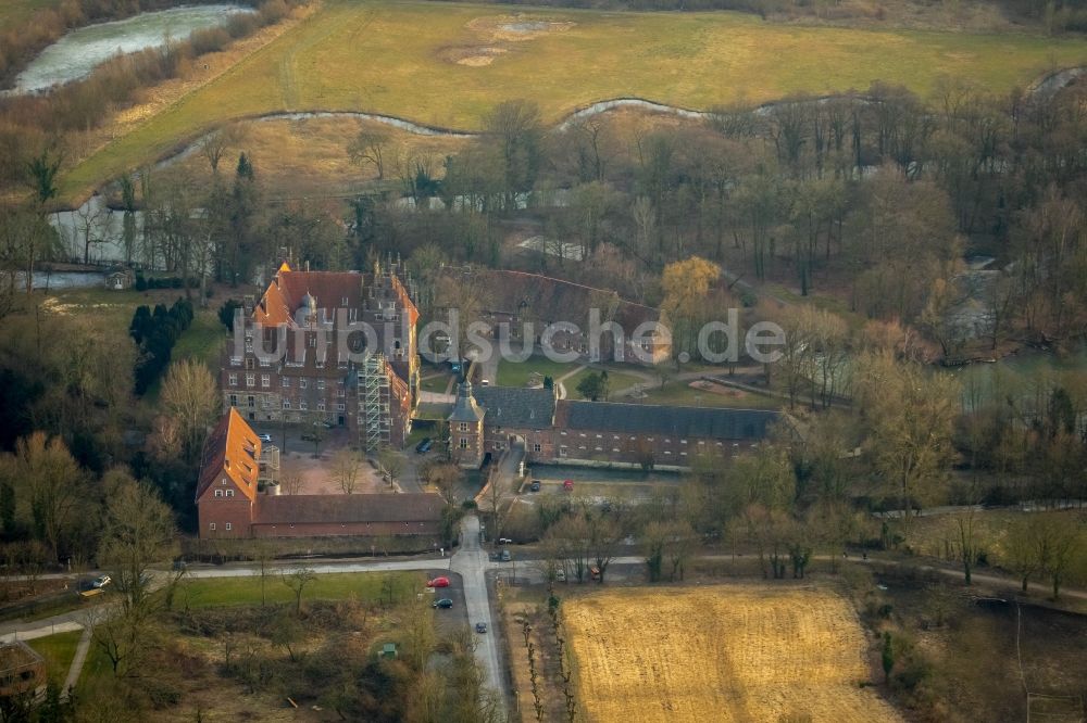 Hamm von oben - Wasserschloß und ehemaliger Rittersitz Schloss Heessen im gleichnamigen Stadtbezirk von Hamm im Bundesland Nordrhein-Westfalen NRW