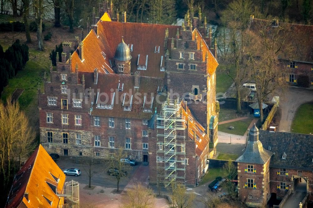 Hamm aus der Vogelperspektive: Wasserschloß und ehemaliger Rittersitz Schloss Heessen im gleichnamigen Stadtbezirk von Hamm im Bundesland Nordrhein-Westfalen NRW