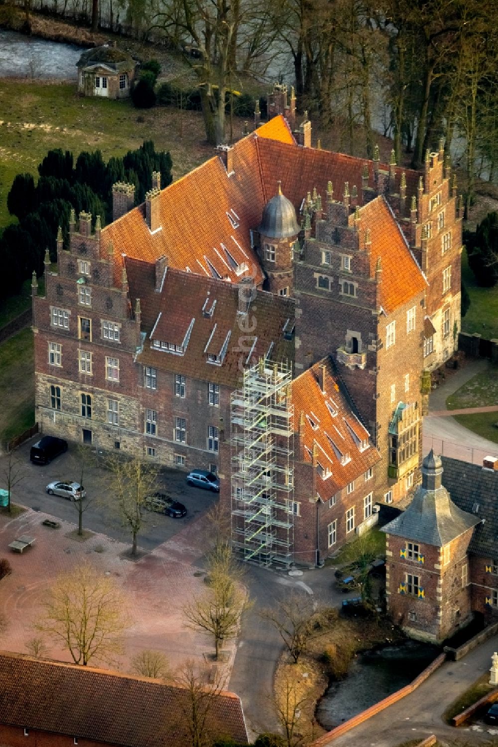 Luftbild Hamm - Wasserschloß und ehemaliger Rittersitz Schloss Heessen im gleichnamigen Stadtbezirk von Hamm im Bundesland Nordrhein-Westfalen NRW