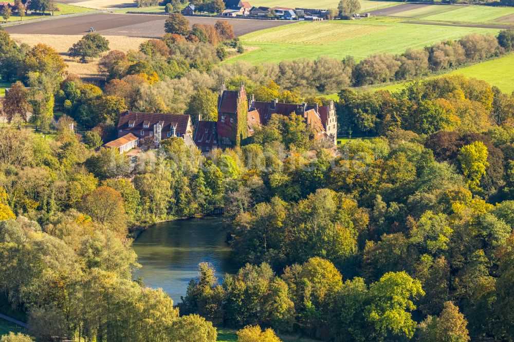 Hamm von oben - Wasserschloß und ehemaliger Rittersitz Schloss Heessen im gleichnamigen Stadtbezirk von Hamm im Bundesland Nordrhein-Westfalen NRW