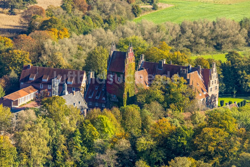 Hamm aus der Vogelperspektive: Wasserschloß und ehemaliger Rittersitz Schloss Heessen im gleichnamigen Stadtbezirk von Hamm im Bundesland Nordrhein-Westfalen NRW