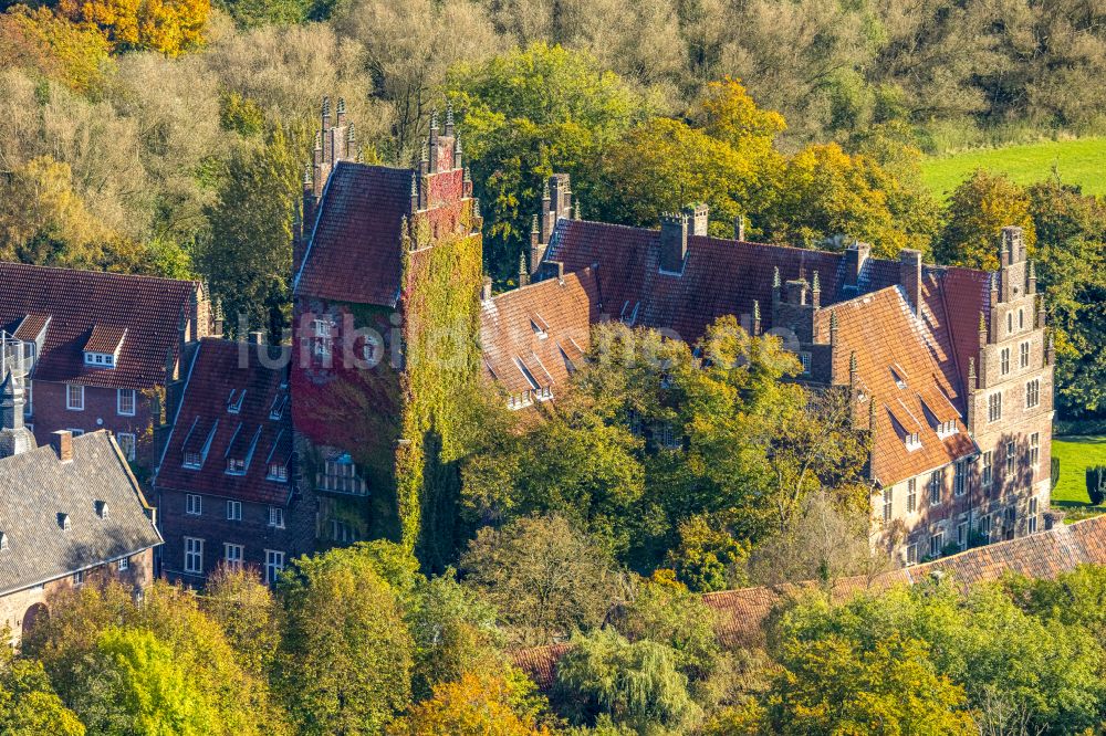 Luftbild Hamm - Wasserschloß und ehemaliger Rittersitz Schloss Heessen im gleichnamigen Stadtbezirk von Hamm im Bundesland Nordrhein-Westfalen NRW