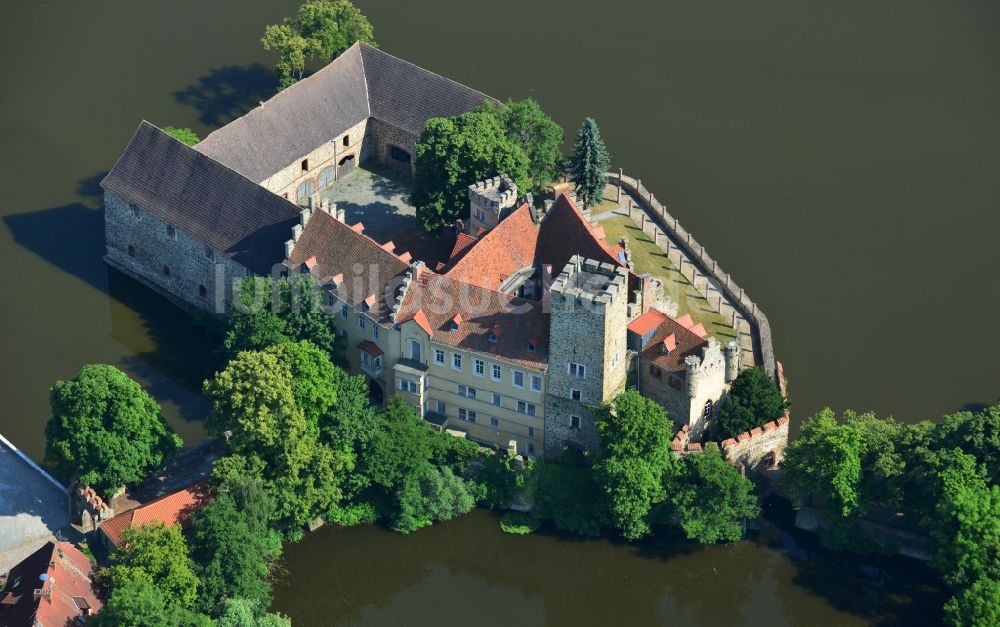 Luftbild Flechtingen - Wasserschloß Flechtingen am Ufer des Schloßteich im Stadtzentrum von Flechtingen im Bundesland Sachsen-Anhalt