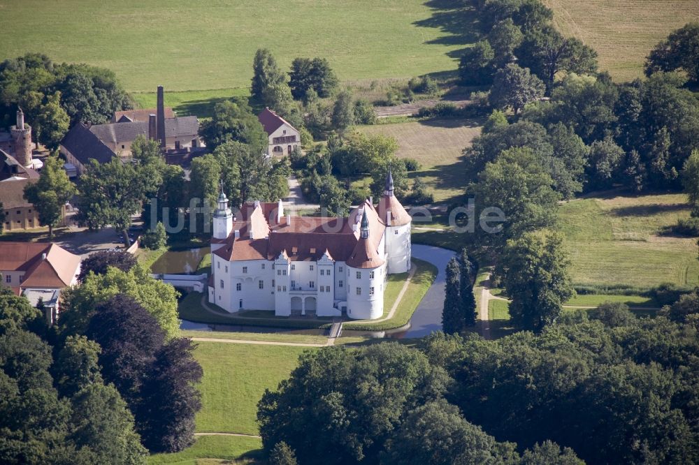 Luckau OT Fürstlich Drehna von oben - Wasserschloss Fürstlich Drehna , einem Ortsteil von Luckau im Bundesland Brandenburg