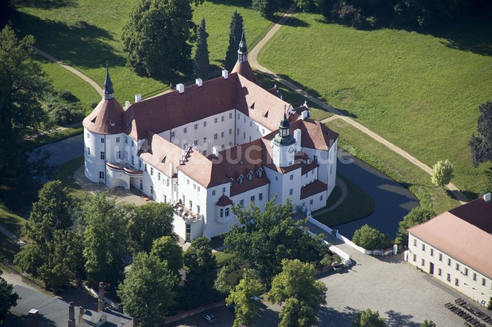 Luckau OT Fürstlich Drehna von oben - Wasserschloss Fürstlich Drehna , einem Ortsteil von Luckau im Bundesland Brandenburg