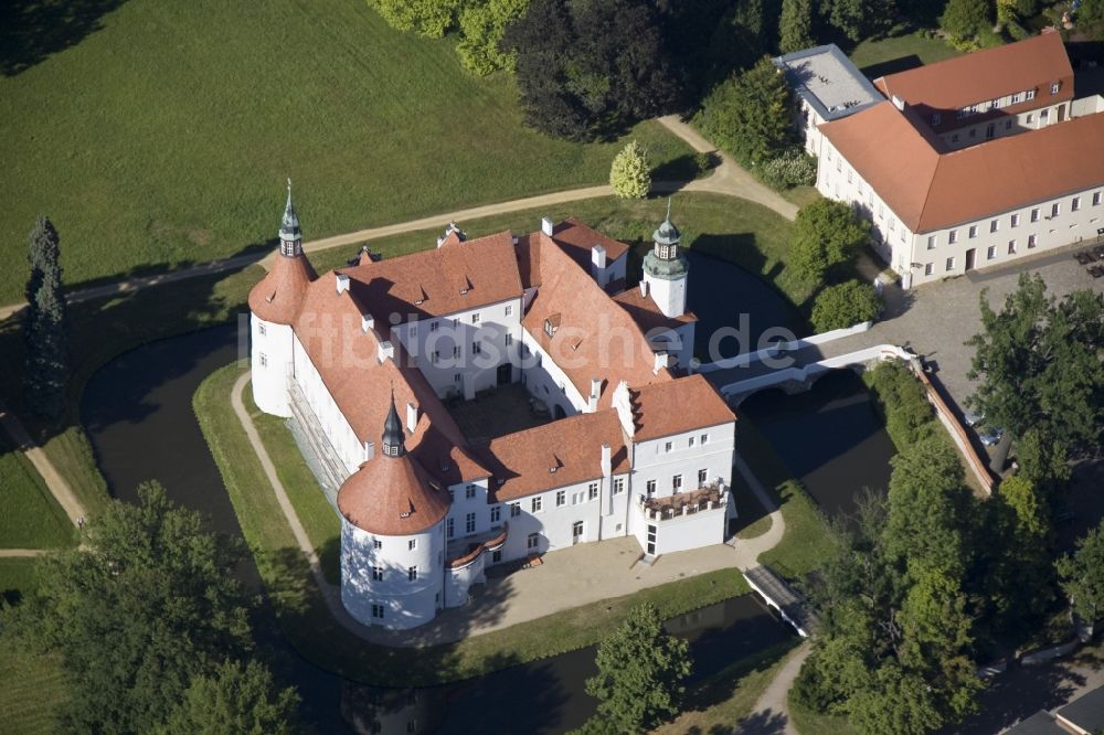 Luckau OT Fürstlich Drehna aus der Vogelperspektive: Wasserschloss Fürstlich Drehna , einem Ortsteil von Luckau im Bundesland Brandenburg