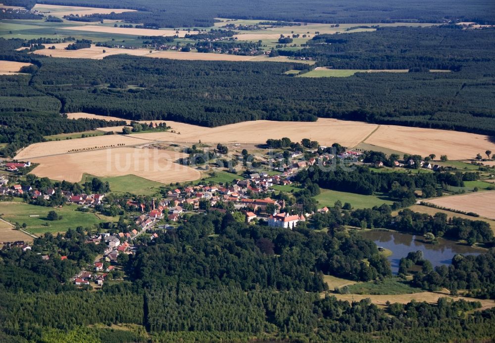 Luckau OT Fürstlich Drehna aus der Vogelperspektive: Wasserschloss Fürstlich Drehna , einem Ortsteil von Luckau im Bundesland Brandenburg