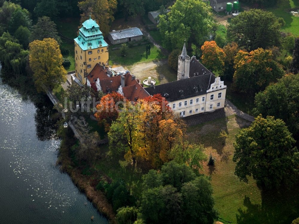 Groß Leuthen von oben - Wasserschloß Groß Leuthen im Spreewald am Ufer des Groß Leuthener See im Bundesland Brandenburg