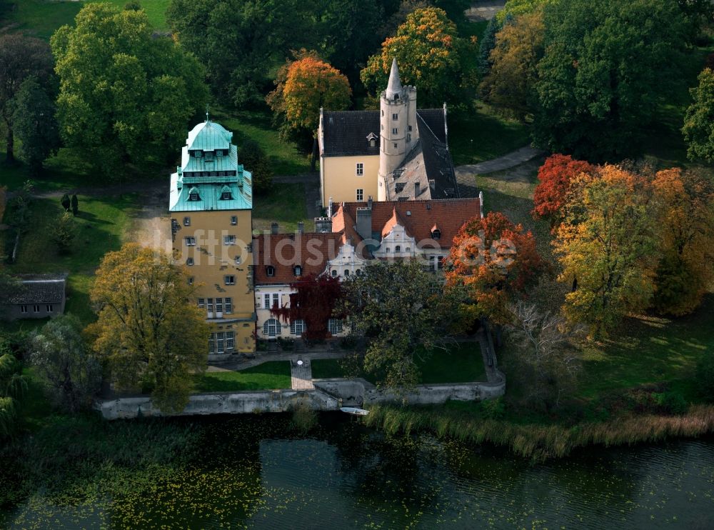 Groß Leuthen aus der Vogelperspektive: Wasserschloß Groß Leuthen im Spreewald am Ufer des Groß Leuthener See im Bundesland Brandenburg