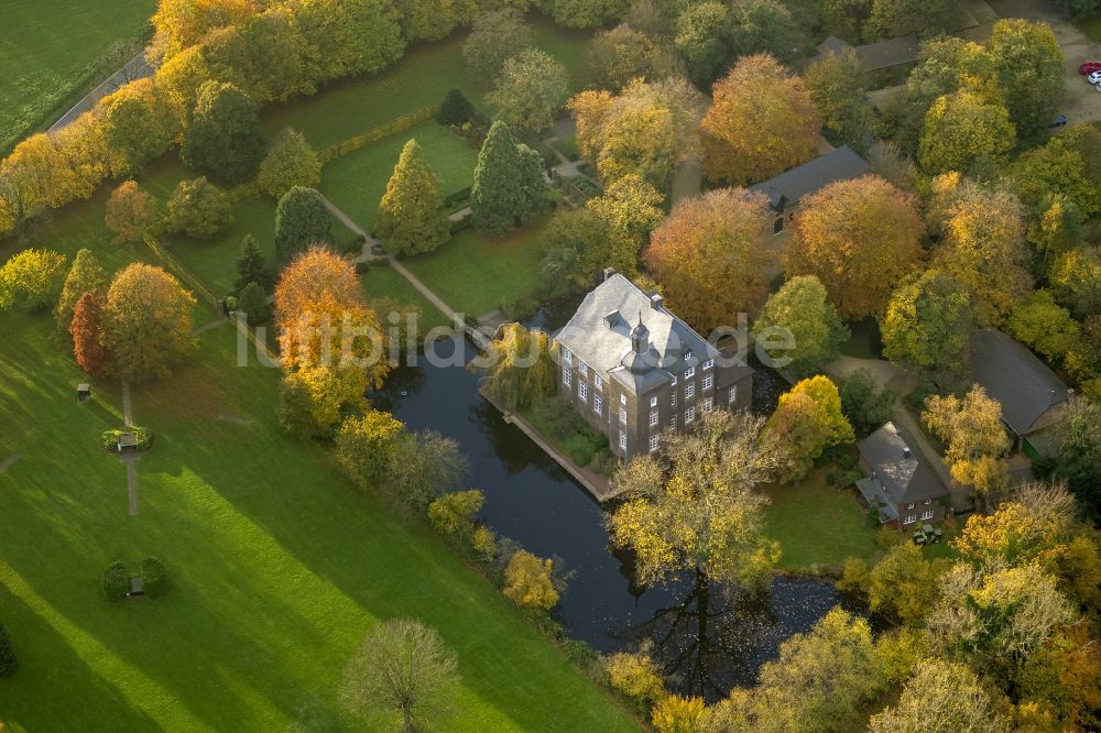 Voerde aus der Vogelperspektive: Wasserschloss Haus Foerde im herbstlichen Landschaftspark an der Allee 65 im Bundesland Nordrhein-Westfalen